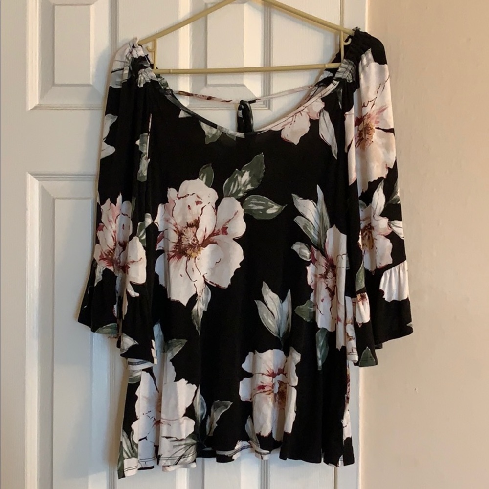 Like new floral top!